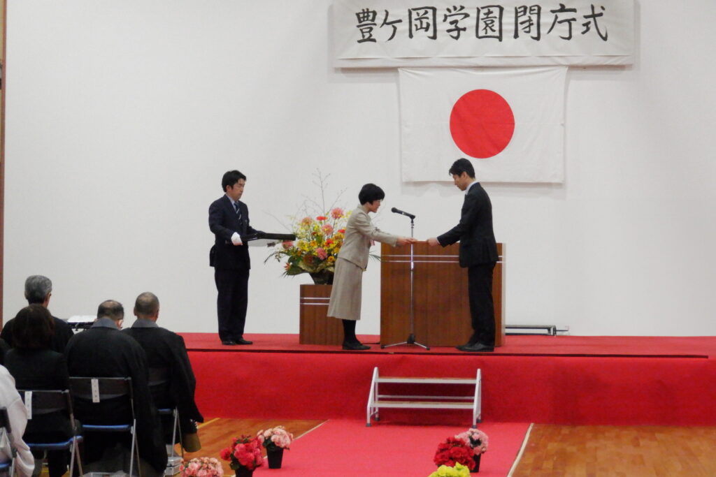 感謝状を受領する弊社社長
